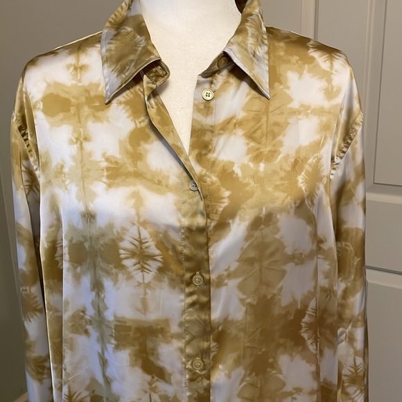 Beautiful silky, button-down, dress blouse, in a gorgeous print - Picture 2 of 5